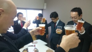 ０８ハウジング取締役宮部の音頭で乾杯