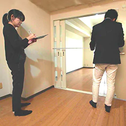 現場調査は2人1組で行動。抜群のチームワークで業務を進めます。